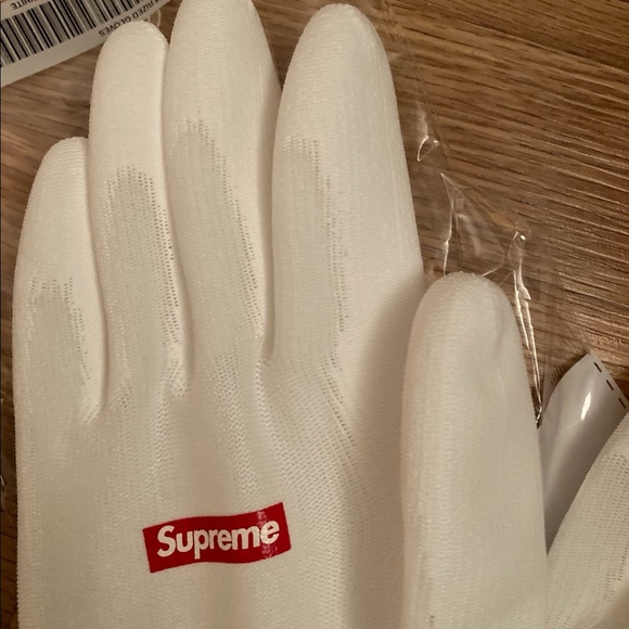 NWT supreme gloves - Picture 3 of 6